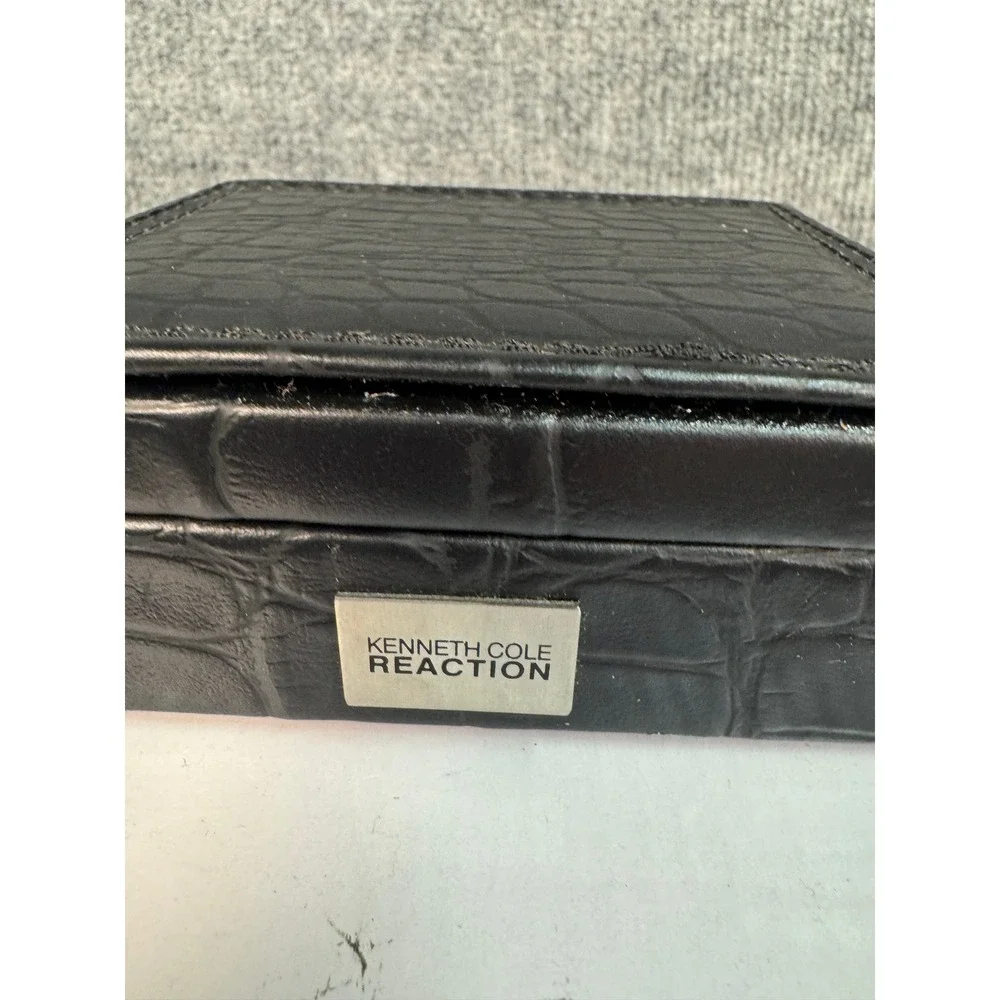 NWB Kenneth Cole Reaction Mens Genuine Leather Passcase Wallet & Key Fob Set